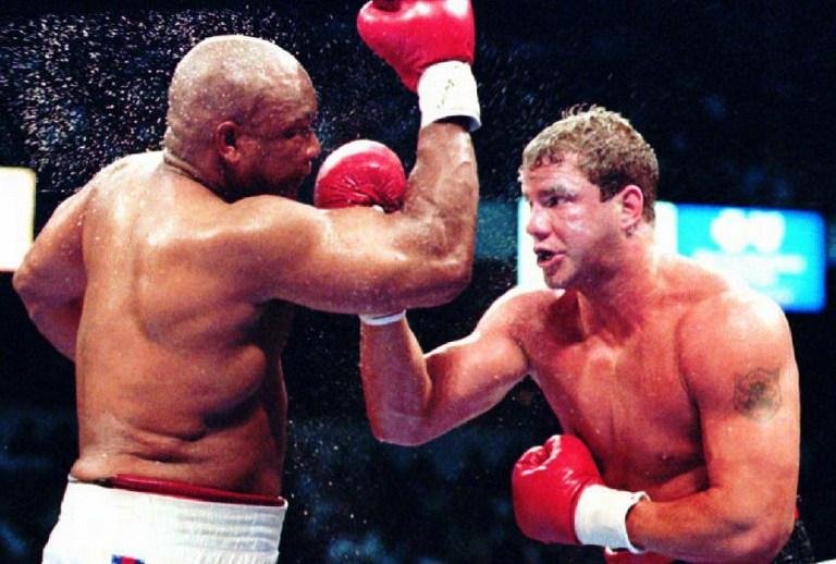 Tommy Morrison (&agrave; direita) venceu Foreman em 1993