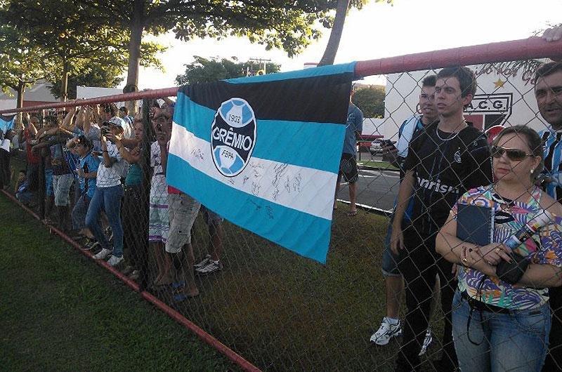 Torcedores tamb&eacute;m apoiaram o Tricolor durante treino na v&eacute;spera do jogo com o Goi&aacute;s