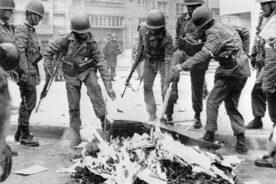 Soldados chilenos queimam livros marxistas durante golpe