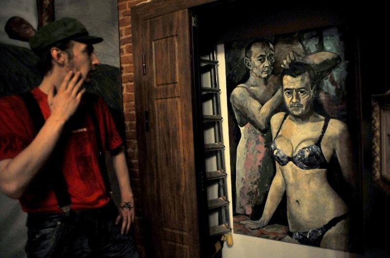 Artista russo, autor das obras, informou que vai pedir asilo pol&iacute;tico na Fran&ccedil;a