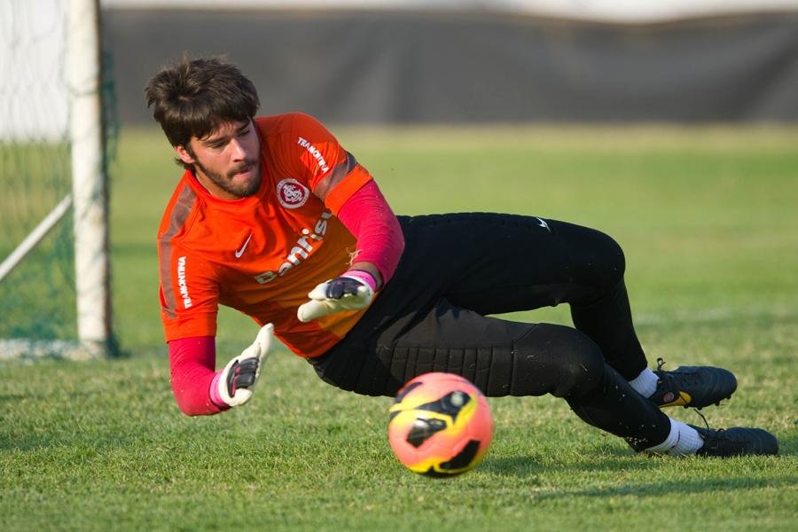 Alisson segue no gol e Dunga despista sobre retorno de Muriel