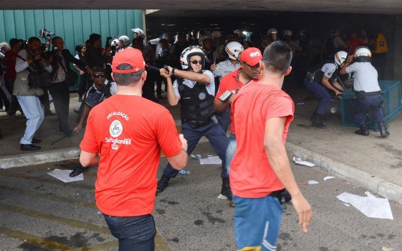 Sindicalistas e policiais entraram em confronto na C&acirc;mara