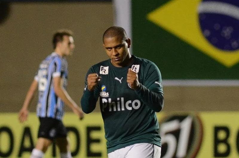 Walter marcou dois gols na vit&oacute;ria sobre o Gr&ecirc;mio