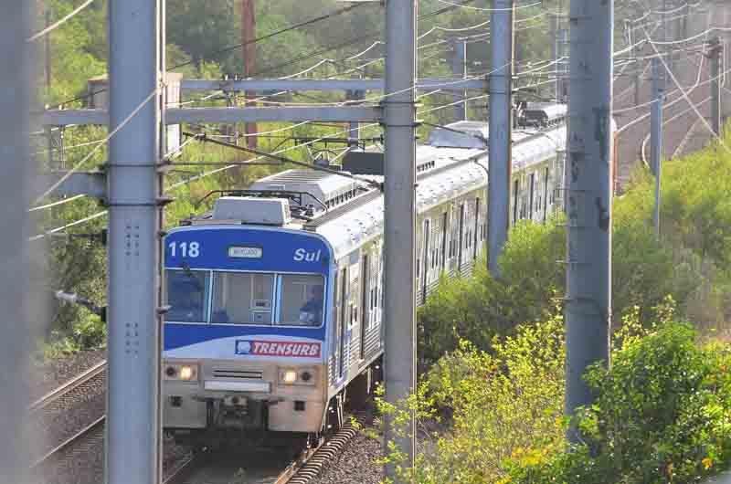 Fissura em trilhos provoca atrasos em viagens de trem