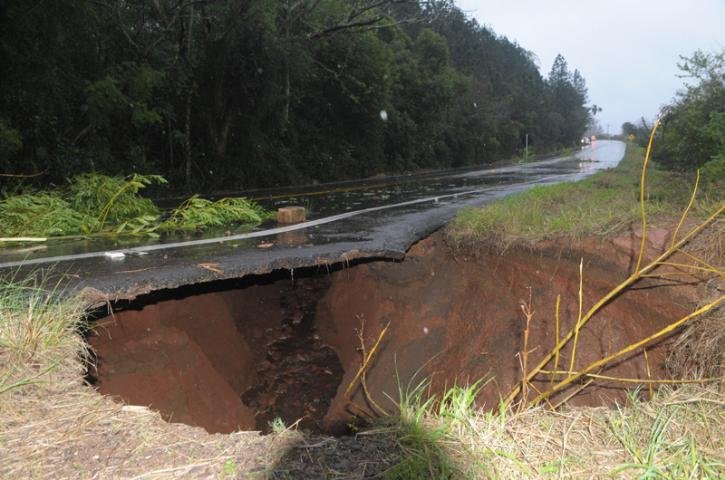 &Aacute;gua abriu cratera na ERS 020