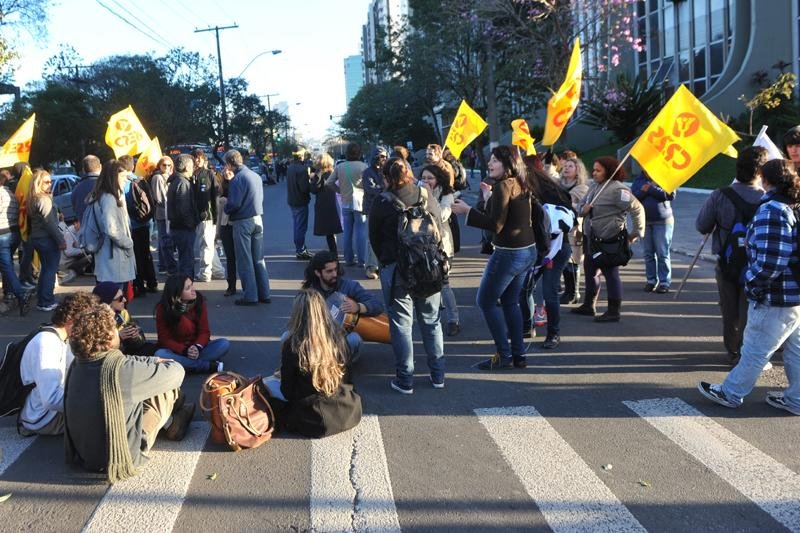 Audi&ecirc;ncia entre profissionais em greve e a Secretaria da Educa&ccedil;&atilde;o durou tr&ecirc;s horas e meia