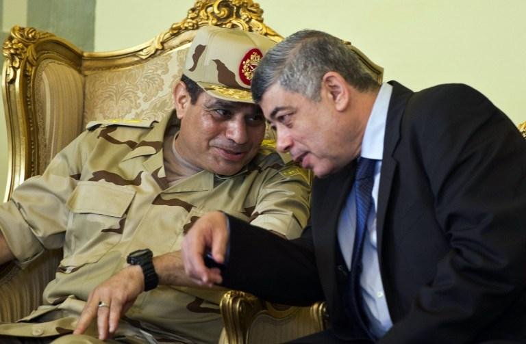 Ministro do Egito sobrevive a atentado em Cairo