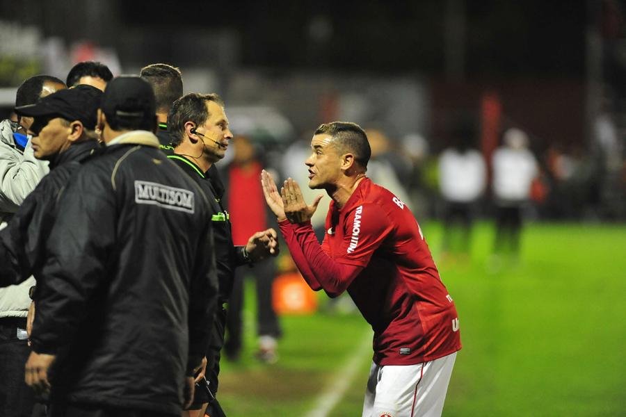 Anula&ccedil;&atilde;o do gol de Fabr&iacute;cio gerou protestos dos colorados