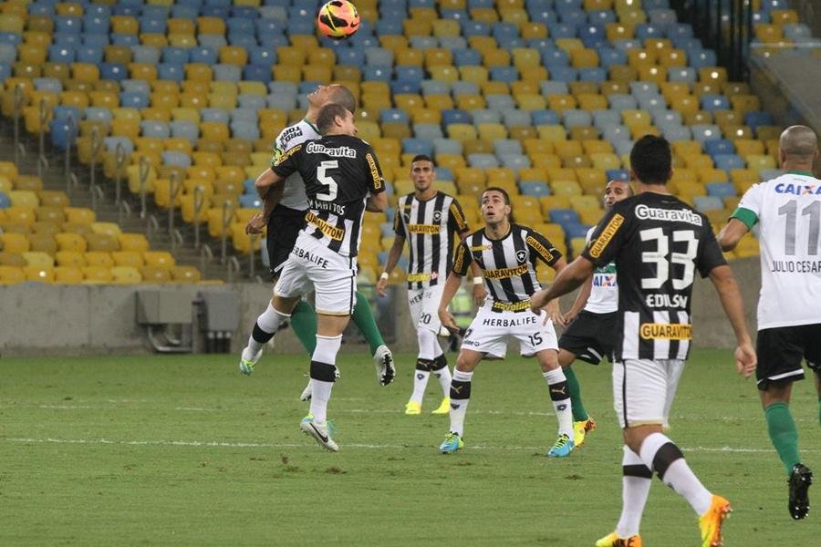 Botafogo bate Coritiba e passa Gr&ecirc;mio no Brasileir&atilde;o