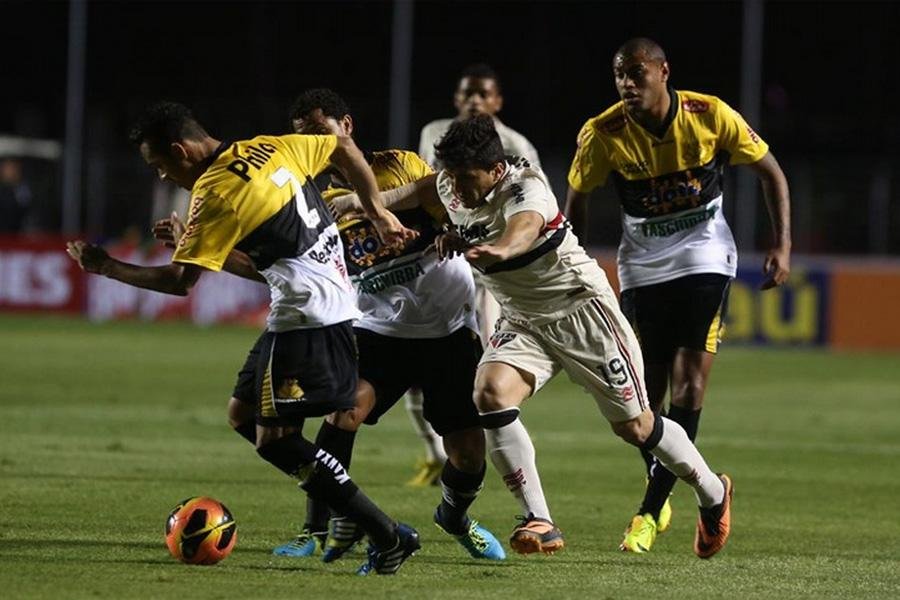 Ceni desperdi&ccedil;a p&ecirc;nalti e S&atilde;o Paulo perde por 2 a 1 para o Crici&uacute;ma 