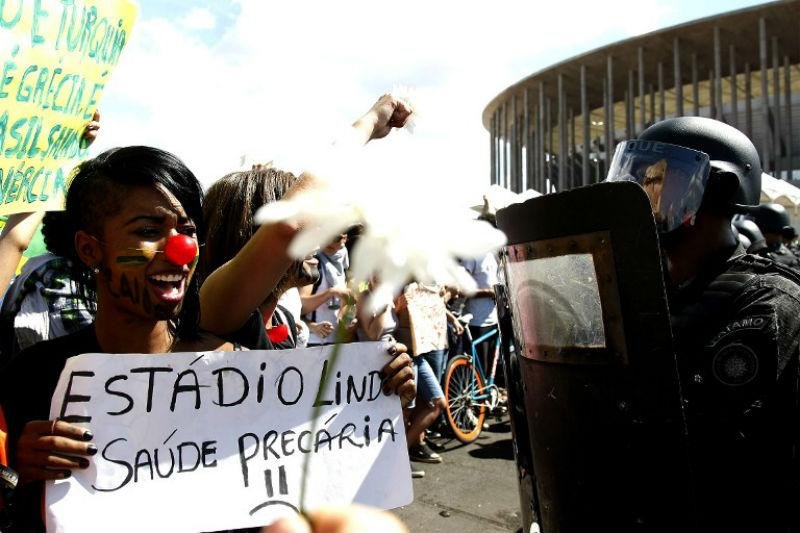 Manifestantes realizaram protestos em frente ao Man&eacute; Garrincha nos jogos das Copa das Confedera&ccedil;&otilde;es