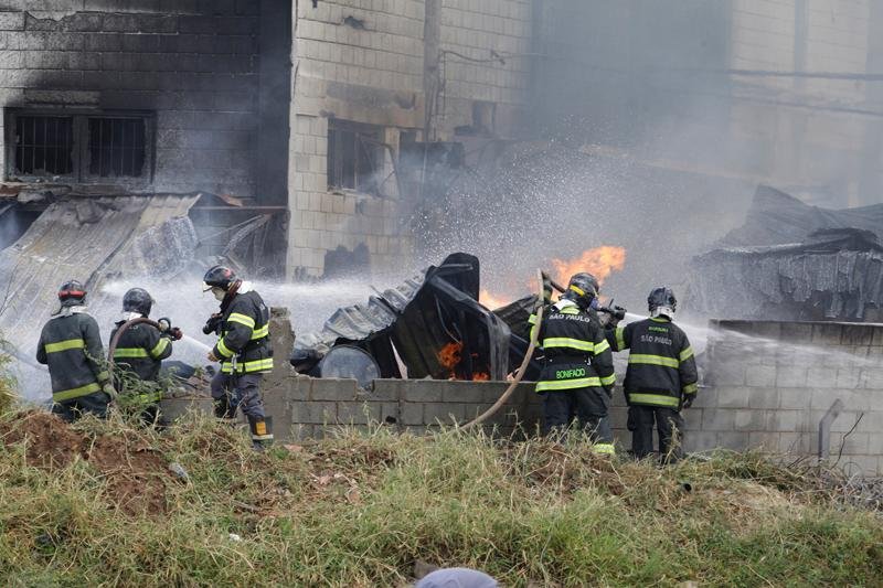 Inc&ecirc;ndio atinge f&aacute;brica de tintas em SP