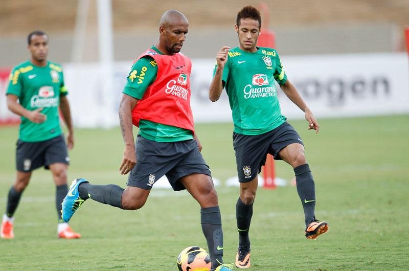 Neymar d&aacute; susto em treino e Felip&atilde;o d&aacute; pistas de time