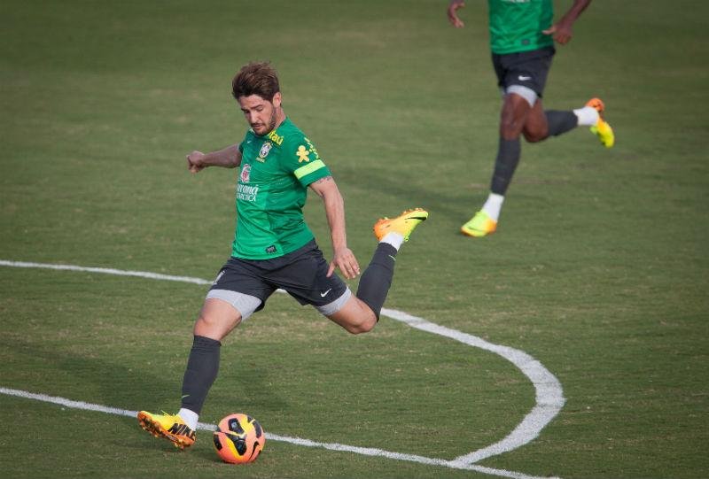 J&ocirc; e Pato formam ataque da Sele&ccedil;&atilde;o em duelo contra Austr&aacute;lia 