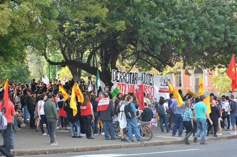 Cerca de 300 manifestantes fazem concentra&ccedil;&atilde;o antes de protesto em Porto Alegre