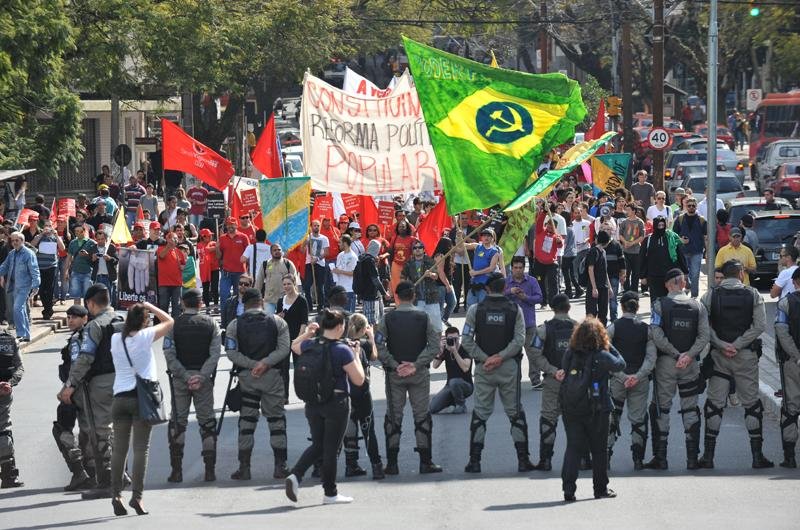 Integrantes da Black Blocs deixam concentra&ccedil;&atilde;o e clima fica tenso em Porto Alegre