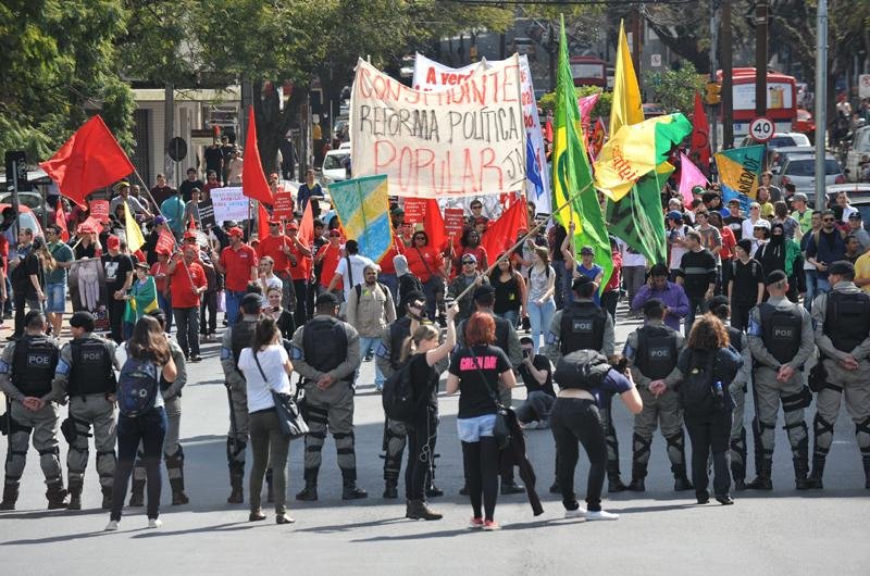 Parte dos manifestantes dispersa e clima fica tranquilo em Porto Alegre 