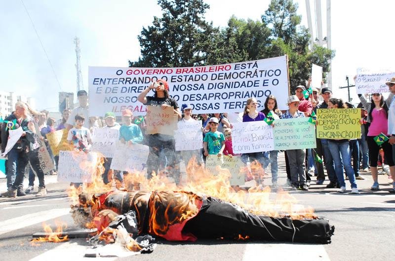Agricultores colocam fogo em boneco de Dilma durante desfile