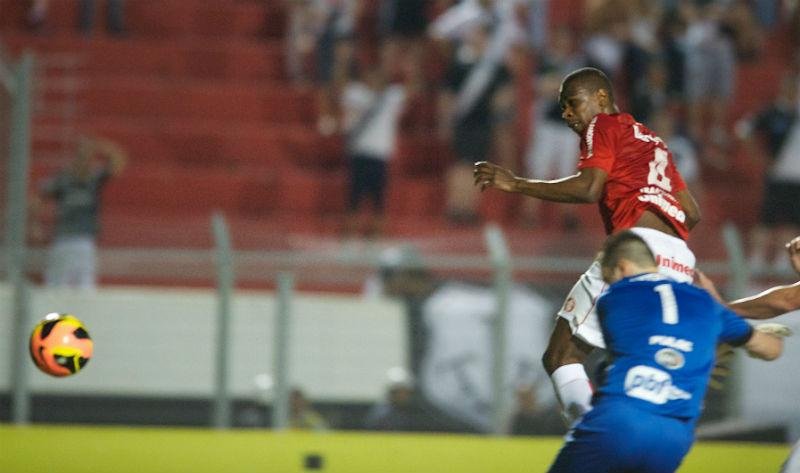 Zagueiro Juan marcou o primeiro gol colorado