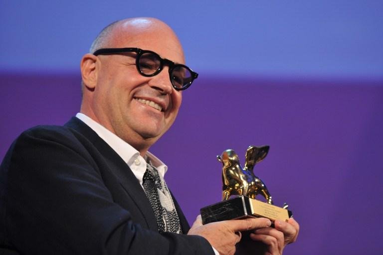 Documentarista Gianfranco Rosi posa com o Le&atilde;o de Ouro de Veneza