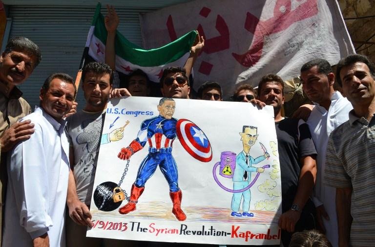 Manifestantes s&iacute;rios contr&aacute;rios ao regime de Assad pintam cartaz de Obama como her&oacute;i