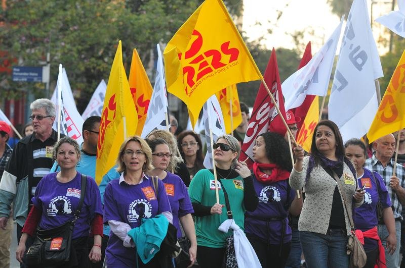 Pol&iacute;cia dispersa protesto de professores em frente &agrave; casa de Tarso