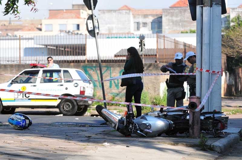 Condutor colidiu contra um carro, na zona Norte da Capital