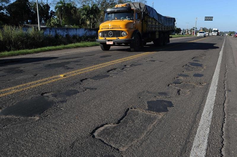 Trecho da rodovia entre Ven&acirc;ncio Aires e Santa Cruz tem buracos e est&aacute; sem assist&ecirc;ncia de guincho e ambul&acirc;ncia