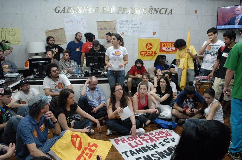 Cpers e Bloco de Luta ocupam a Assembleia Legislativa