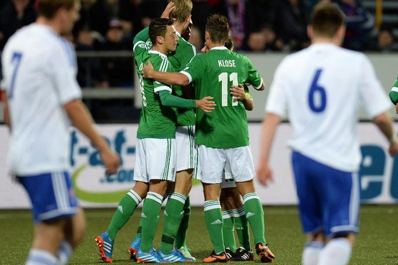 Alemanha vence Ilhas Faroe e fica a um empate da Copa de 2014