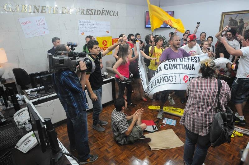 Grupo ocupou gabinete na tarde desta ter&ccedil;a-feira