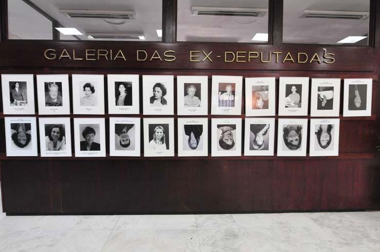 Quadros de ex-deputadas foram virados de cabe&ccedil;a pra baixo na Assembleia