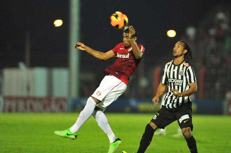 Inter, de Ygor (&agrave; esquerda), perdeu para o Santos no est&aacute;dio do Vale