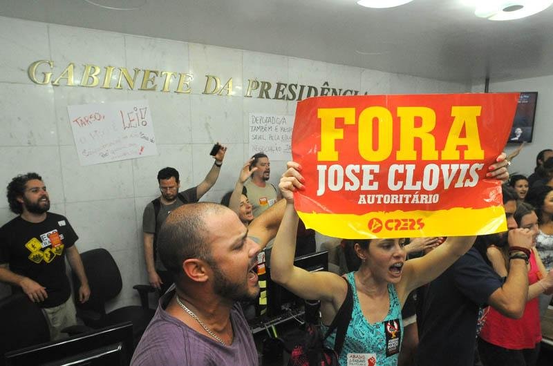 Grupo diz que luta &eacute; pelo pagamento do piso nacional do magist&eacute;rio