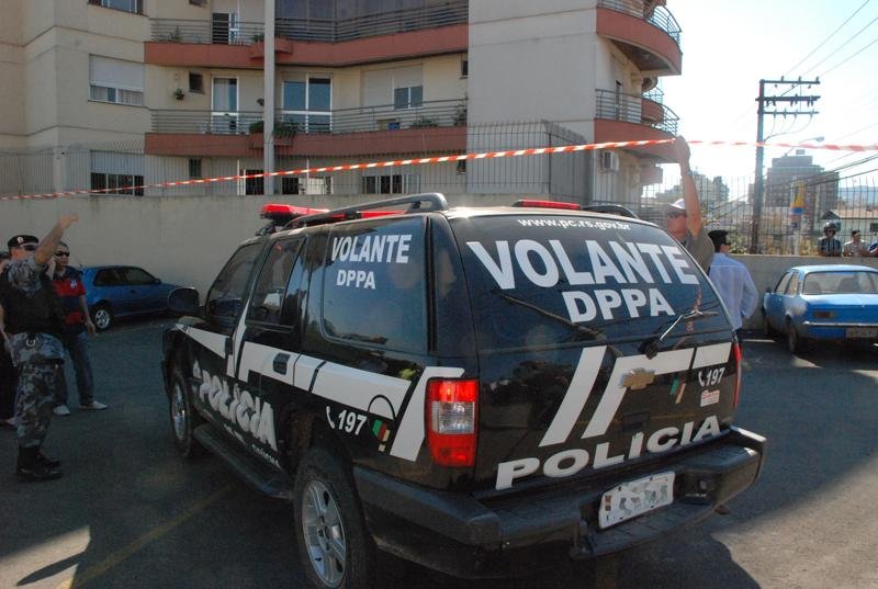 V&iacute;tima teria sido arremessada de um Fusca bege que fugiu do local