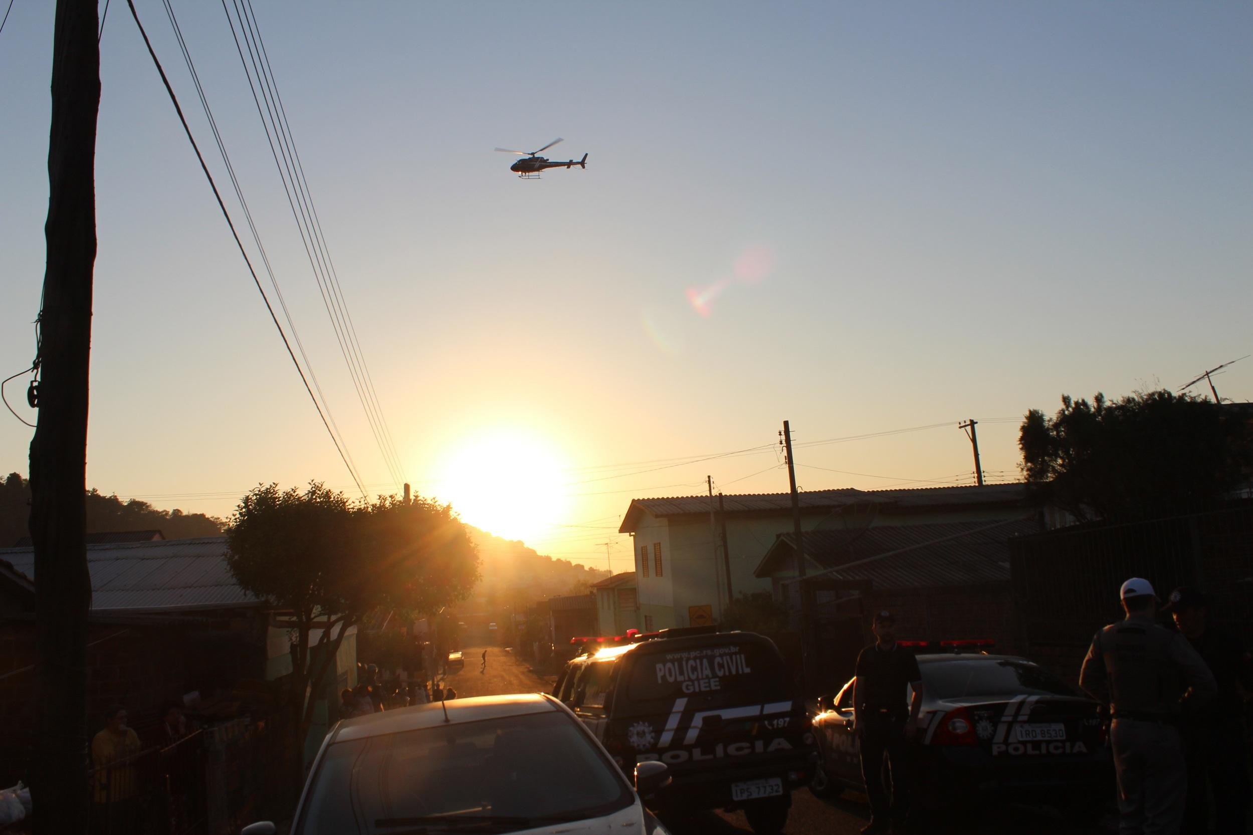 Helic&oacute;ptero foi empregado na a&ccedil;&atilde;o policial para capturar suspeitos