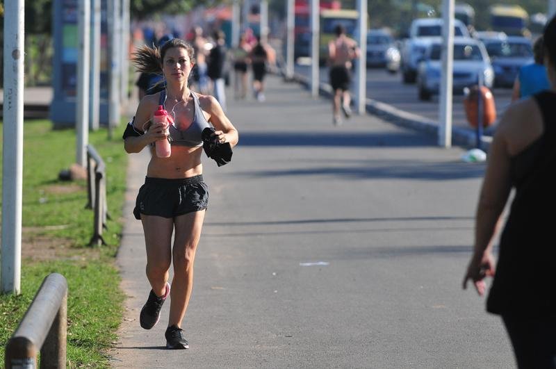 Dias de calor t&ecirc;m incentivado as pessoas a praticarem exerc&iacute;cios f&iacute;sicos na rua