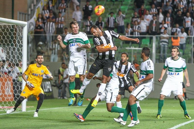 J&ocirc; acaba com o Coritiba e Atl&eacute;tico-MG vence por 3 a 0
