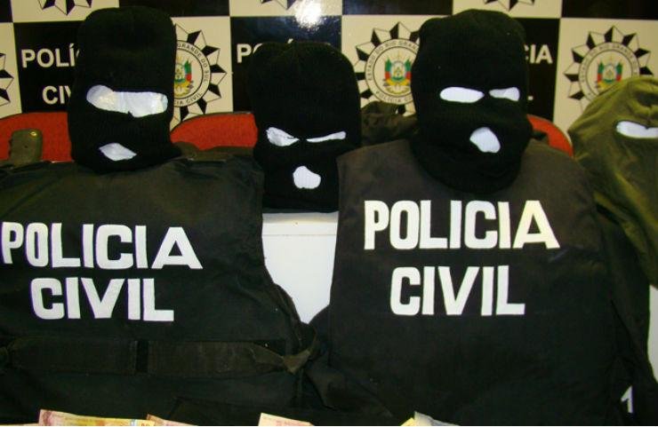 Quadrilha usava coletes semelhantes aos da Pol&iacute;cia Civil