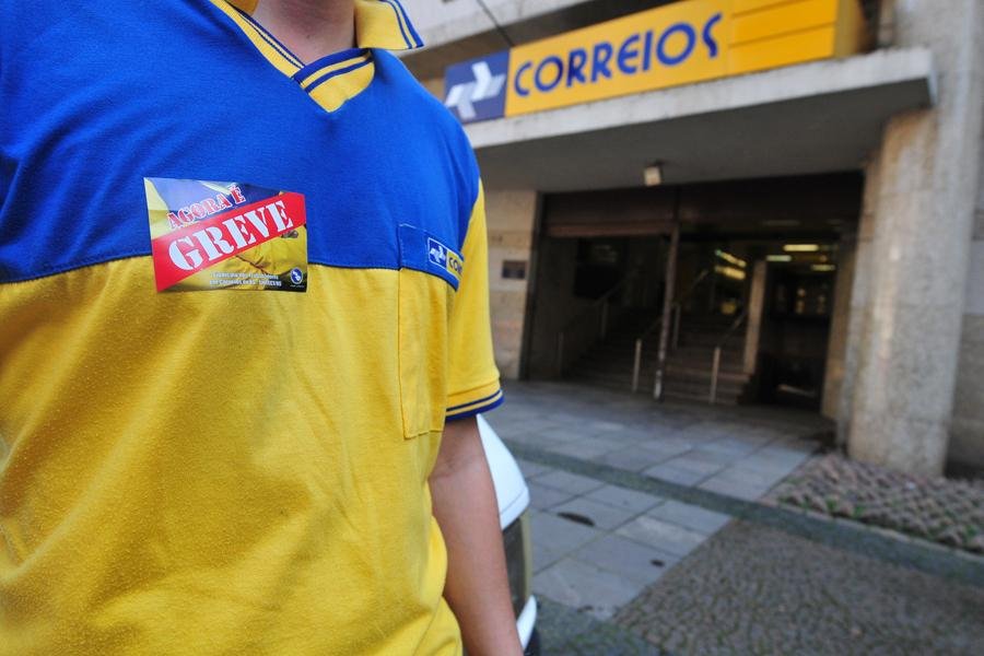 Trabalhadores seguem paralisados