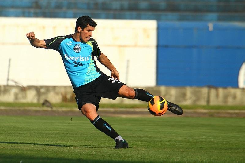 Riveros deve entrar no lugar de Souza contra o Galo