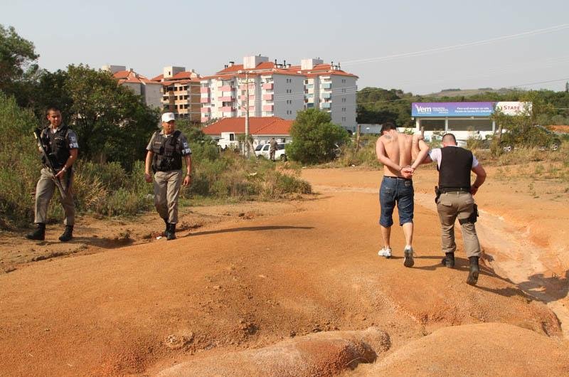 Homem abandou ve&iacute;culo e fugiu para matagal