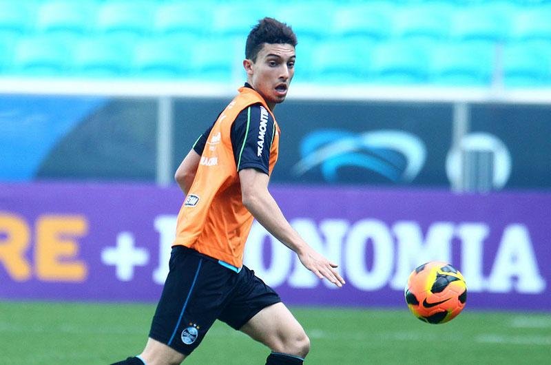 Alex Telles descarta marca&ccedil;&atilde;o individual a Ronaldinho