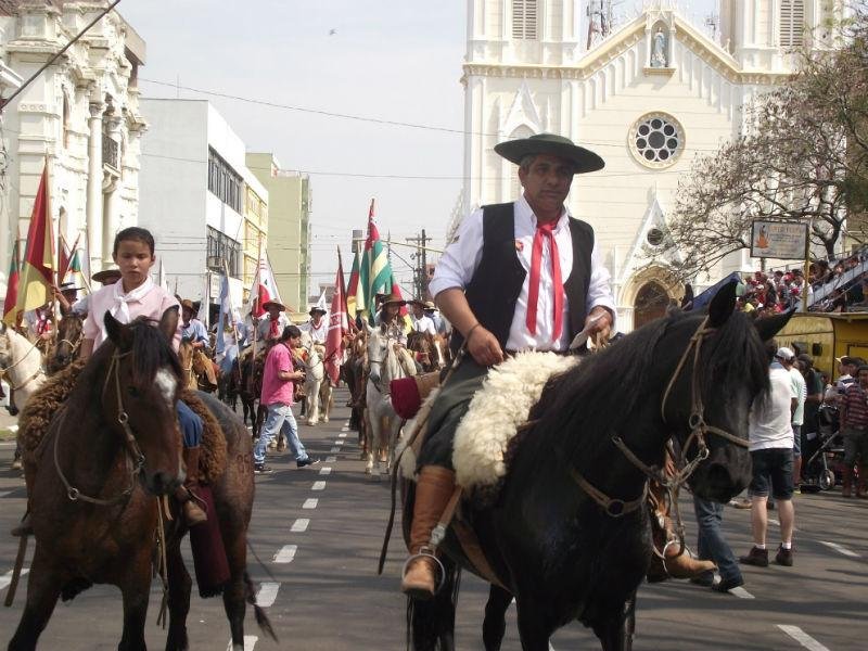 Em Alegrete, tradicionalistas acompanharam acendimento da Chama Crioula
