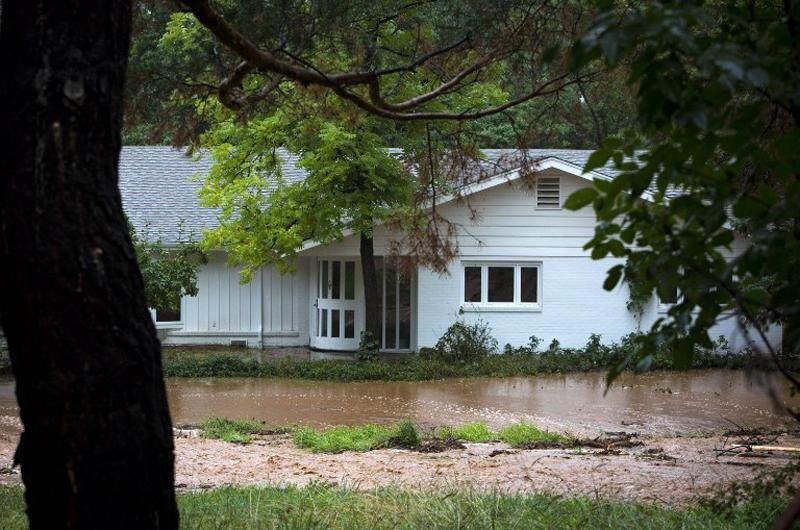 Saldo ap&oacute;s chuva &eacute; de cinco mortos e 500 desaparecidos