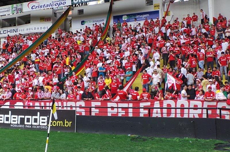 Torcida aguarda in&iacute;cio da partida no est&aacute;dio Heriberto H&uuml;lse