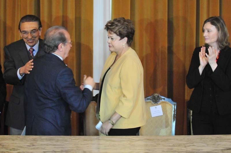 No Pal&aacute;cio Piratini, Presidente assinou contrato para constru&ccedil;&atilde;o de duas novas plataformas