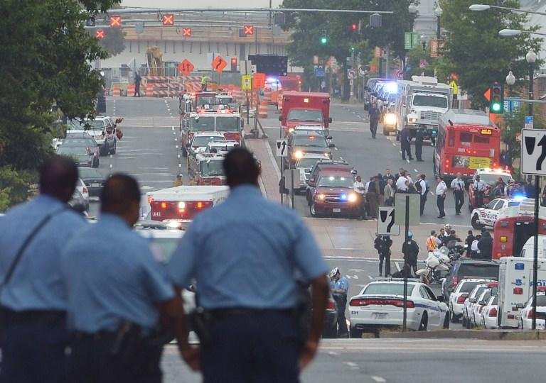 Policiais, ambul&acirc;ncias e caminh&otilde;es de bombeiros se dirigiram para a rua em frente &agrave; base ap&oacute;s os disparos
