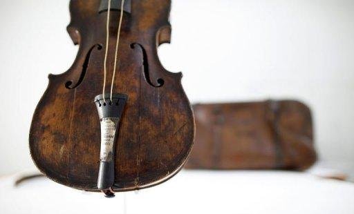 Violino de maestro do Titanic ser&aacute; exibido antes de leil&atilde;o