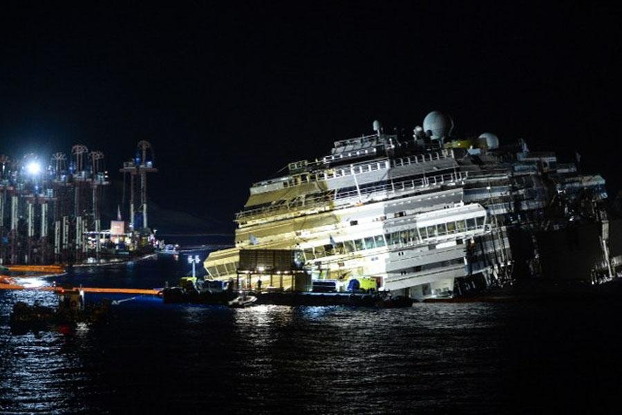 Navio Costa Conc&oacute;rdia volta &agrave; posi&ccedil;&atilde;o vertical